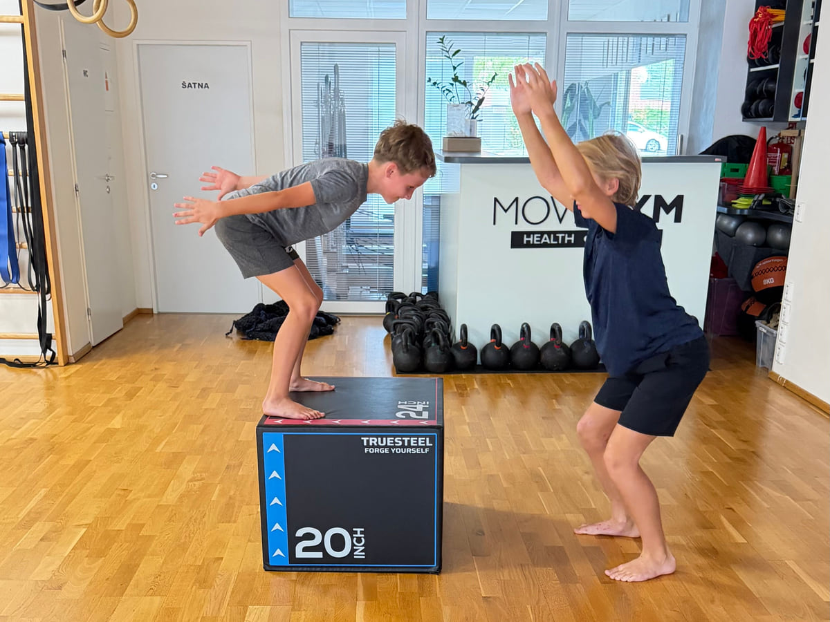 Děti při výskoku na bednu na kurzu MOVEKIDS